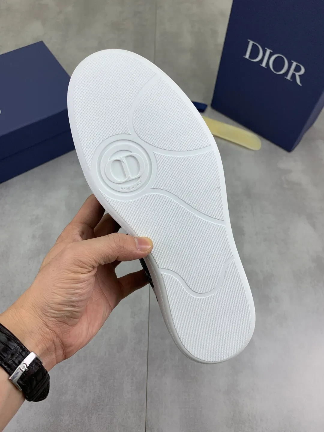 Men's shoes 💰P360 New Dior B01 moral training shoes, white first-layer cowhide, original molded outsole. New to the fall collection, this sneaker marks the return of a Dior classic, reinterpreted in a stylish and elegant silhouette. Crafted from white smooth first-grain cowhide with a tonal silk sheepskin lining, it features the Dior logo on the tongue and inner sides, and a CD icon on the heel. Paired with Tpu anti-slip soles of the same color, it can be matched with various styles to create a sophisticated look.  Code number: 38-44